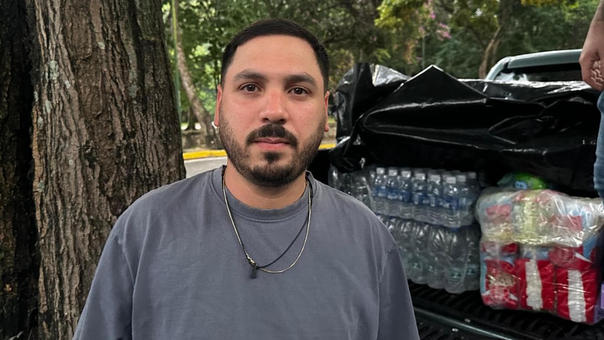 "Agarré mis ollas y me vine a ayudar": el cocinero venezolano que viajó a Caracas para ofrecer comidas a las víctimas de los terremotos de La Guaira