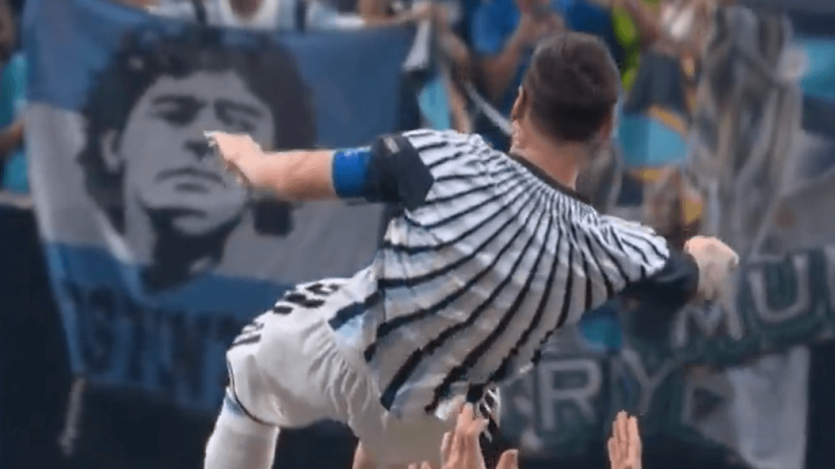 El manteo más viral: Messi por los aires y de fondo una bandera de Maradona