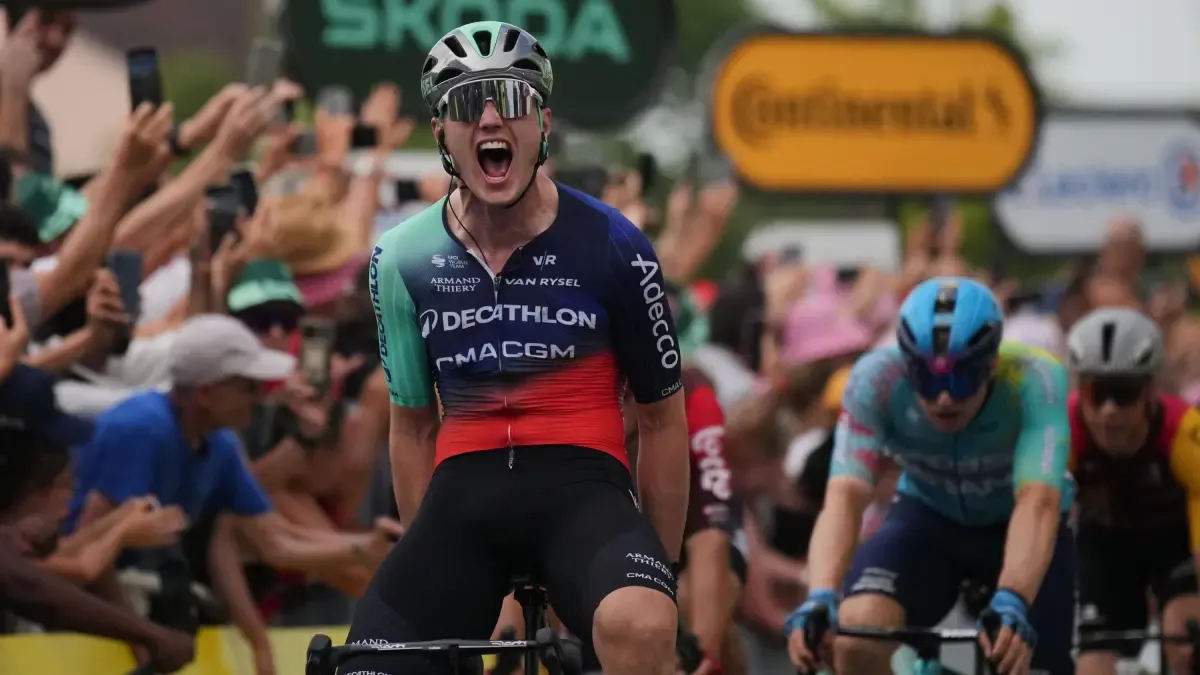 Olav Kooij reina en un primer sprint del Tour reducido tras una caída en la parte final