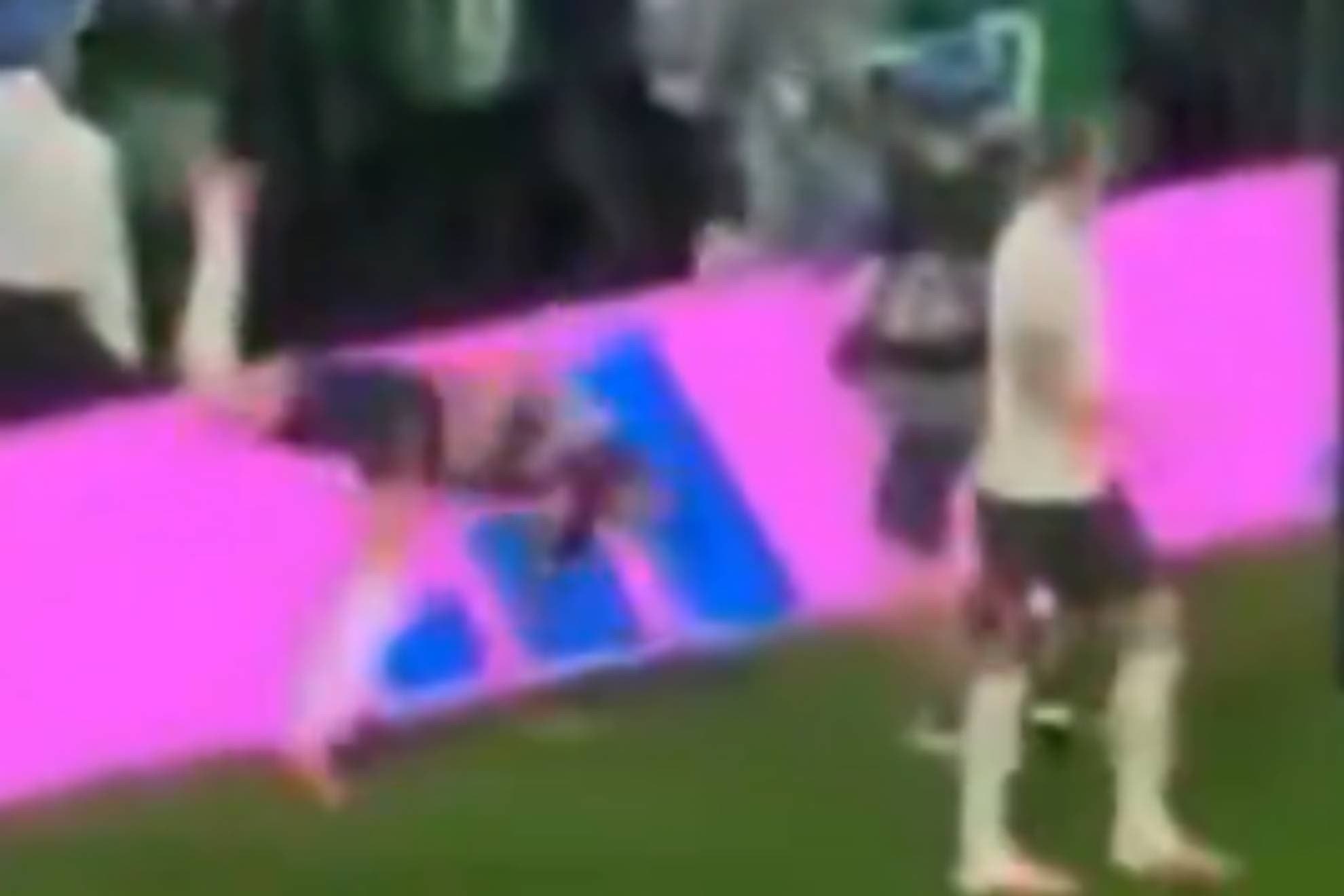 Susto en la fiesta de Inglaterra: aparatosa caída de Jordan Henderson celebrando con los hinchas