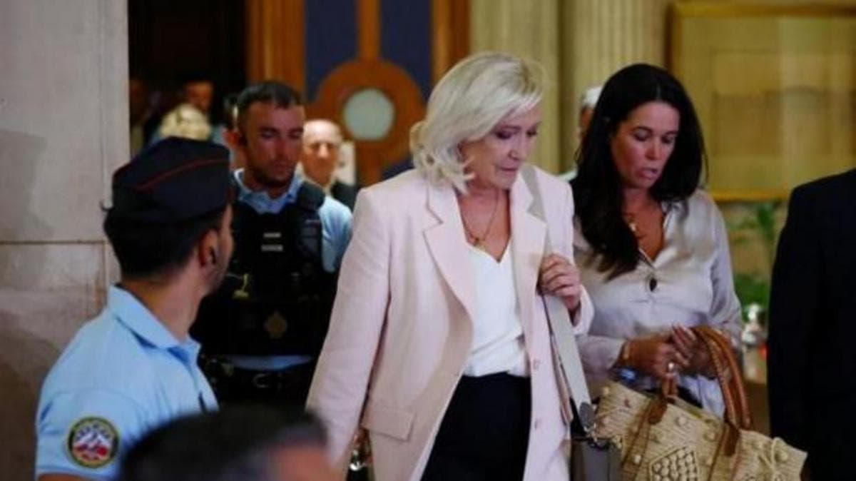 Un tribunal en Francia da luz verde a Marine Le Pen para presentarse a las elecciones presidenciales, pero le ordena a usar un brazalete electrónico
