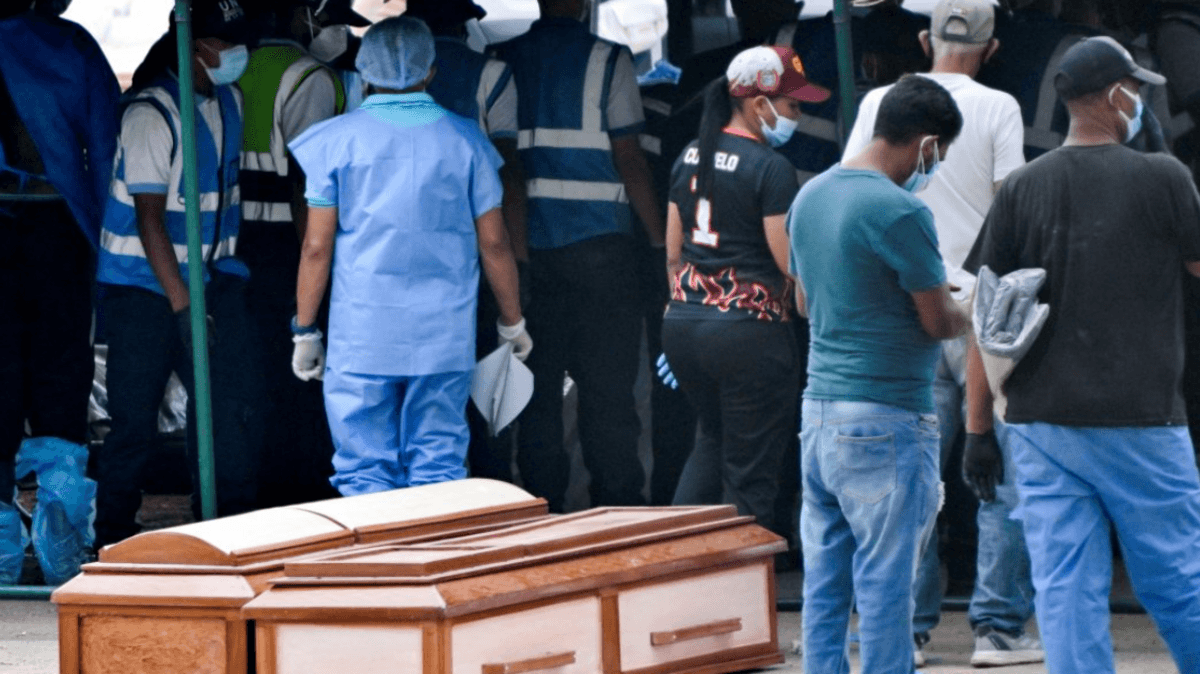 "Me da miedo lo que voy a ver allá dentro": BBC Mundo visita la morgue improvisada de Los Silos, donde los cadáveres se acumulan al aire libre tras los terremotos en Venezuela