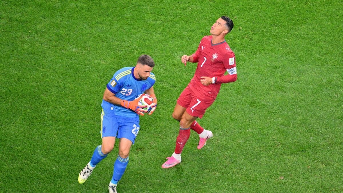 Unai Simón sigue sumando minutos al récord