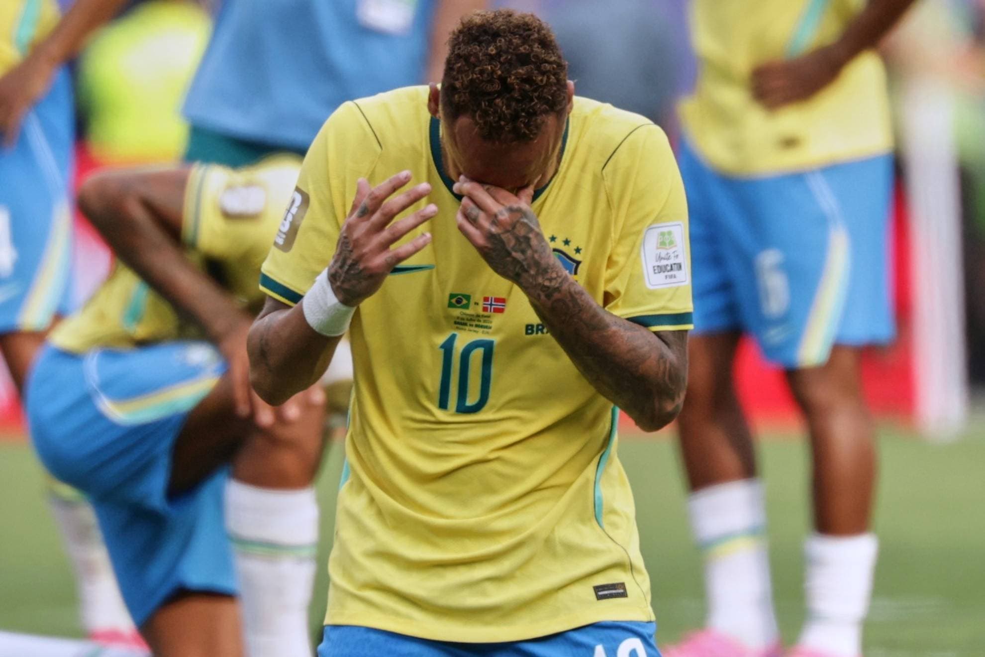 El padre de Neymar le ruega a su hijo que siga jugando al fútbol: "Vuelve a sonreír en el campo"