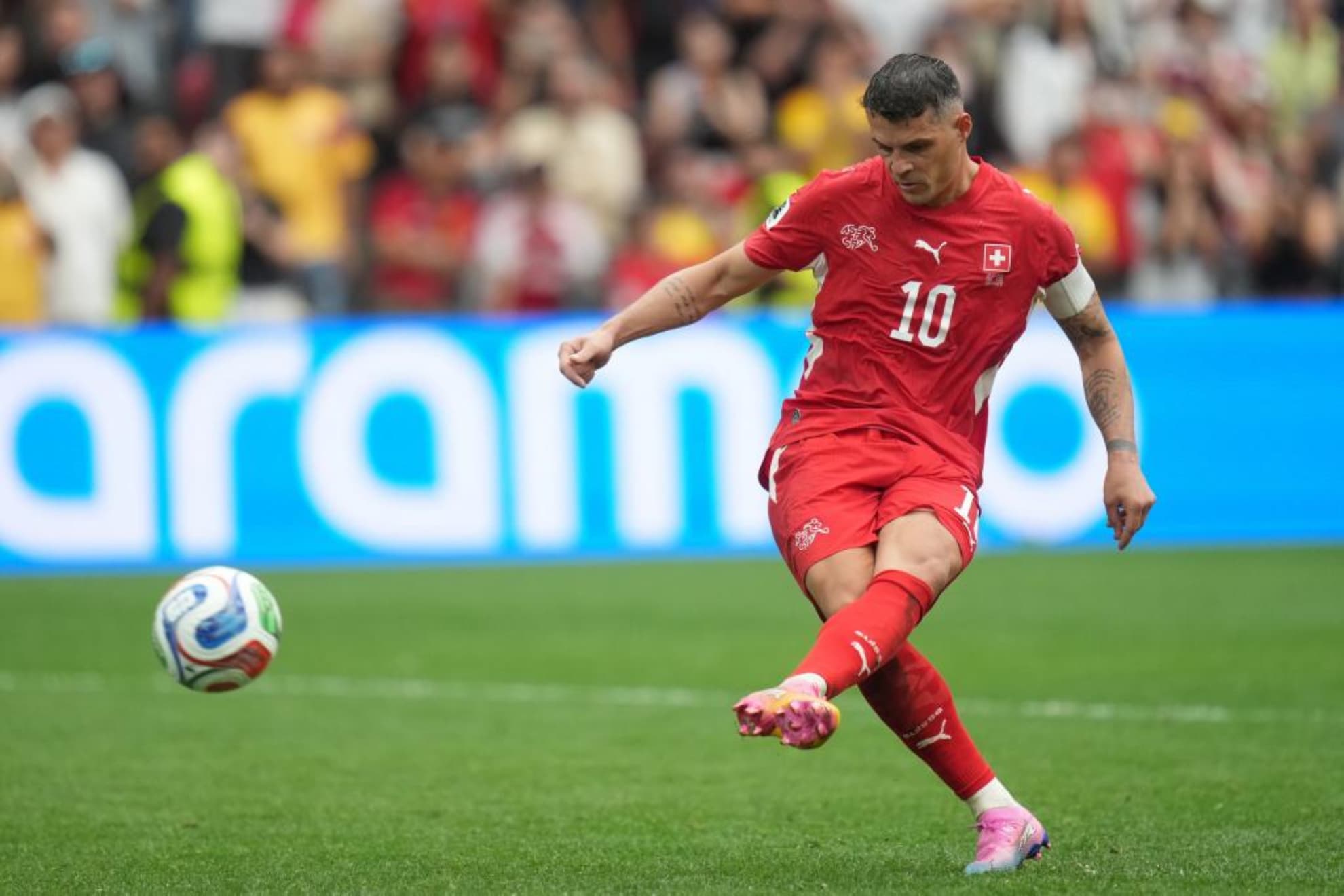 Xhaka lidera un día histórico tras un partido de 'locura'