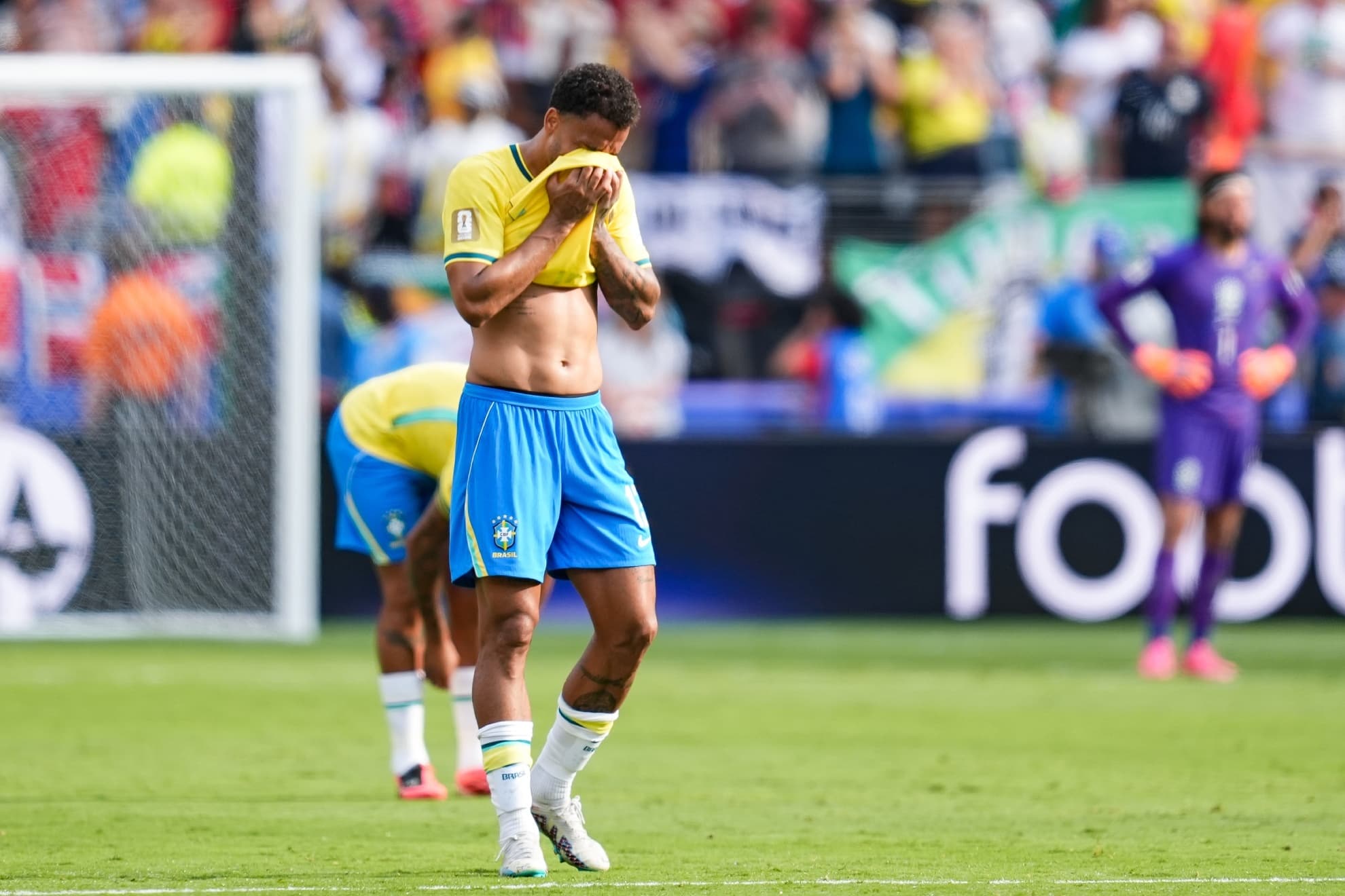Brasil vuelve a casa tras el fracaso... con un único jugador en el avión