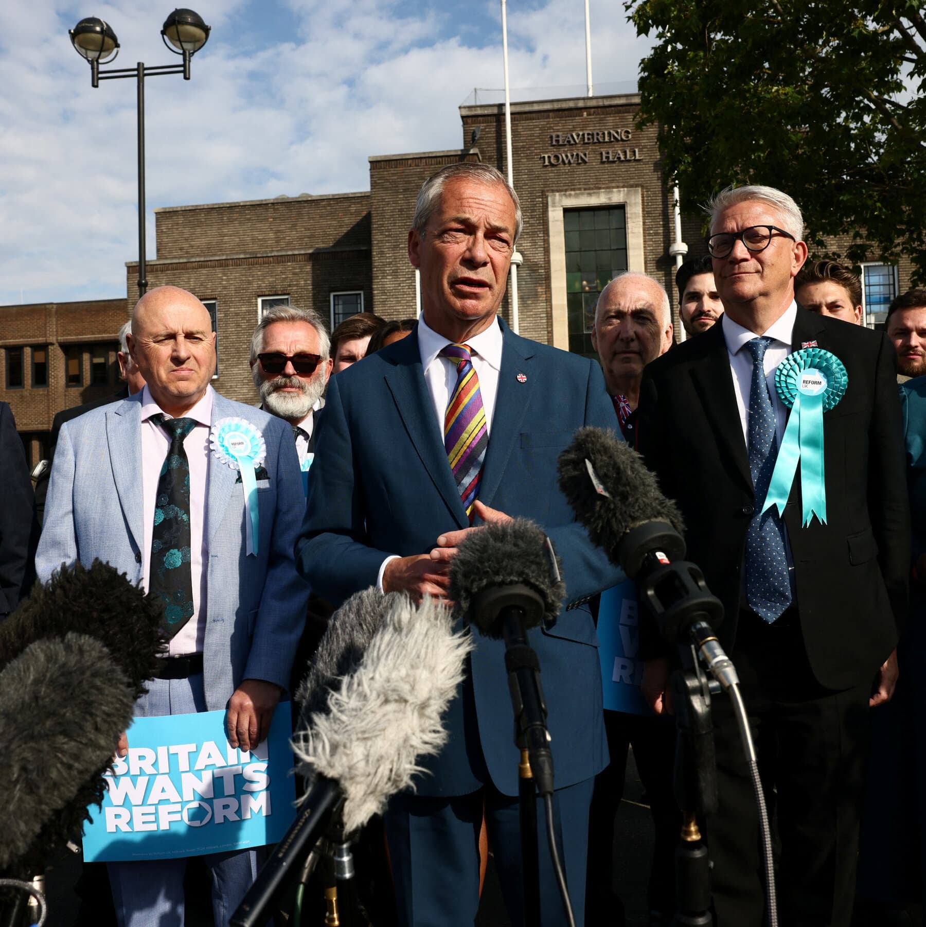 U.K. Live Updates: Farage Says He Will Resign as Lawmaker, Setting Off Special Election
